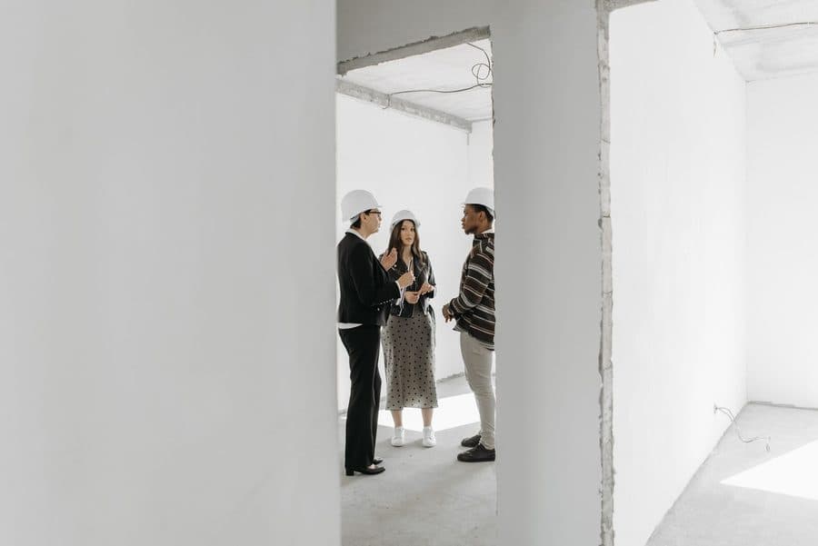 Échange entre professionnels sur un chantier
