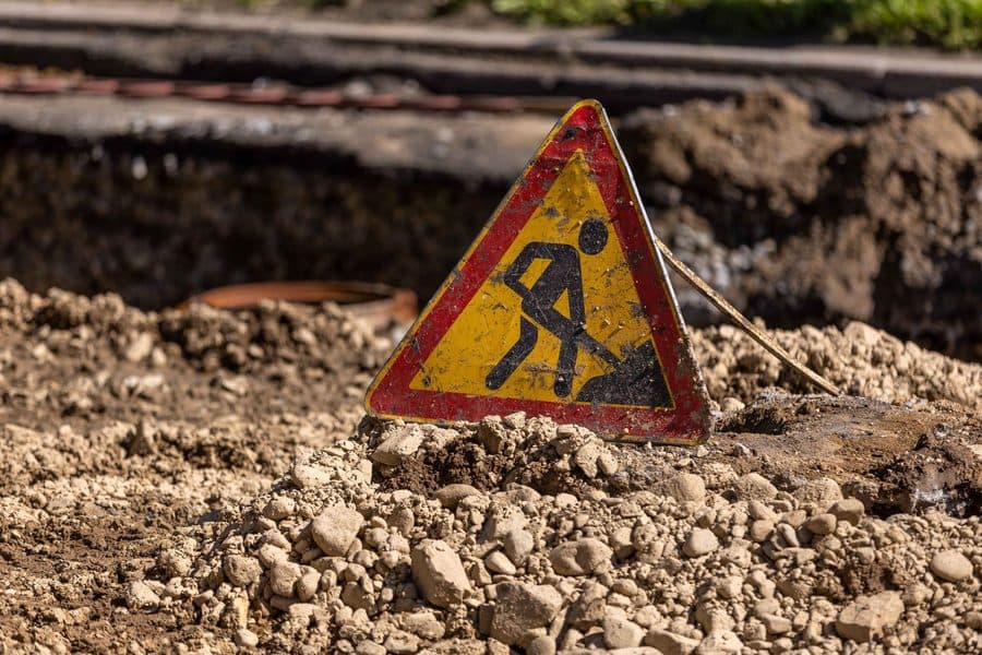 Panneau d'alerte sur un chantier