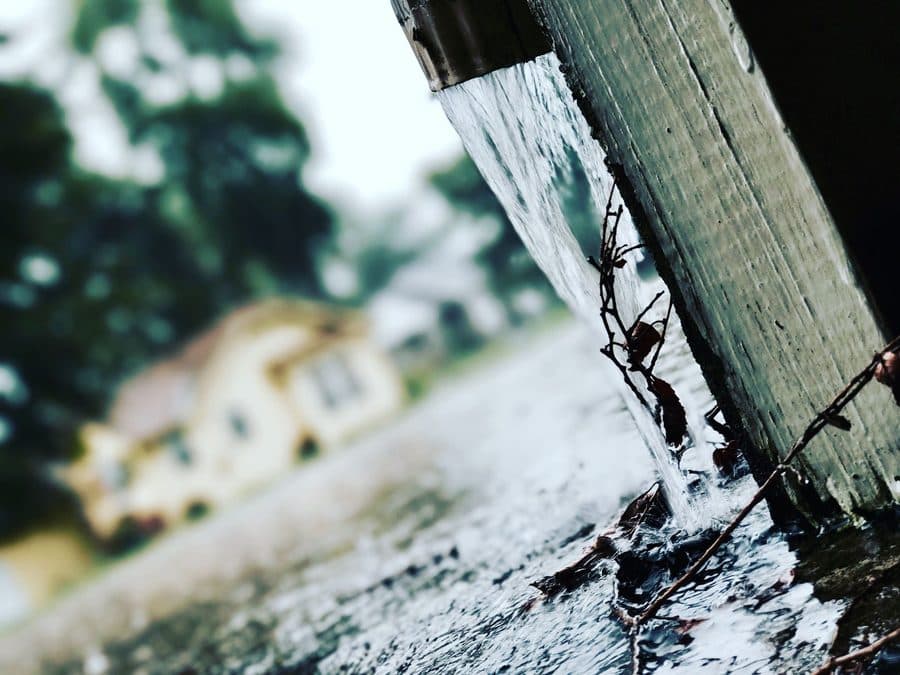 Eau s'écoulant d'une descente de gouttière